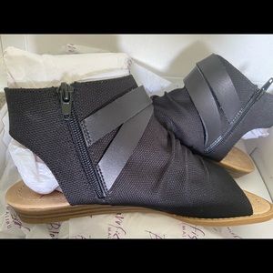 NEVER WORN Black casual wedge sandal